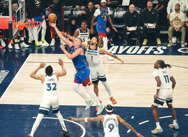 NBA季后赛：快船击败掘金，总比分2-1领先