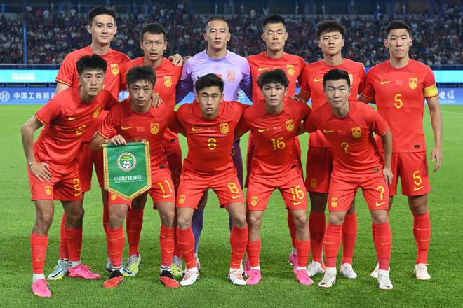 国内足球联赛竞争激烈，球员表现出色